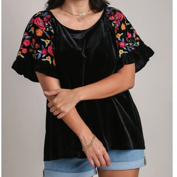 NWT Umgee+  Black Velvet Embroidered Short Sleeve Rounded Neck Pullover Top - Picture 1 of 9